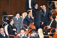  의원들 대화 신중히 듣는 정청래 대표 [포토]