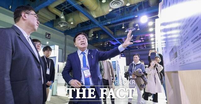 12일 서울 코엑스에서 열린 ‘컴업 2025’ 현장에서 김관영 전북도지사가 코스포와 함께 ‘피지컬 AI 기회의 땅, 전북’을 주제로 좌담회를 열고 설명하고 있다. /전북도