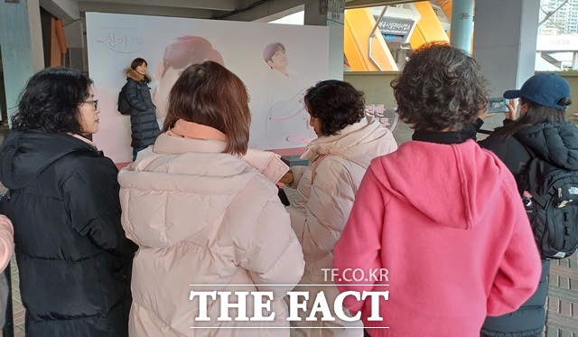 데뷔 초기부터 성실함과 진정성으로 평가받아온 이찬원은 무대에서 몰입도 높은 가창력을, 무대 밖에서는 겸손하고 따뜻한 태도를 보여주며 팬들로부터 사랑 독차지하고 있다. 사진은 공연 시작전 티켓부스와 포토존에 줄을 선 팬들의 모습. /강일홍 기자