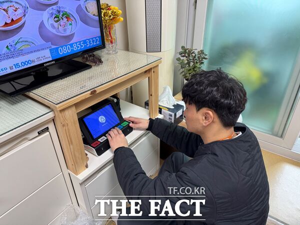 대덕구노인종합복지관이 12일 독거노인과 장애인의 고독사 예방 및 안전강화를 위해 응급안전안심서비스 2·3차 댁내 장비 변경 설치 작업을 진행했다. /대덕구노인종합복지관