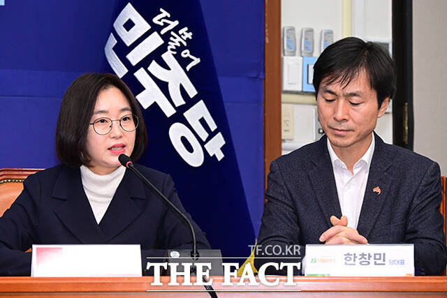 김재연 진보당 대표가 발언하고 있다. 오른쪽은 한창민 사회민주당 대표.