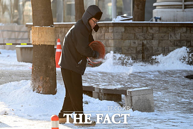 토요일인 13일은 전국 대부분 지역에 비 또는 눈이 내리겠다. /서예원 기자