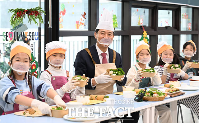 오세훈 서울시장이 12일 서울 강서구 서울키즈플라자 개관식에 참석해 어린이들과 요리교실을 체험하고 있다.