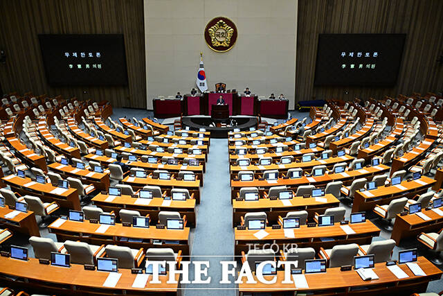 텅텅 빈 본회의장에서 진행되는 무제한 토론.