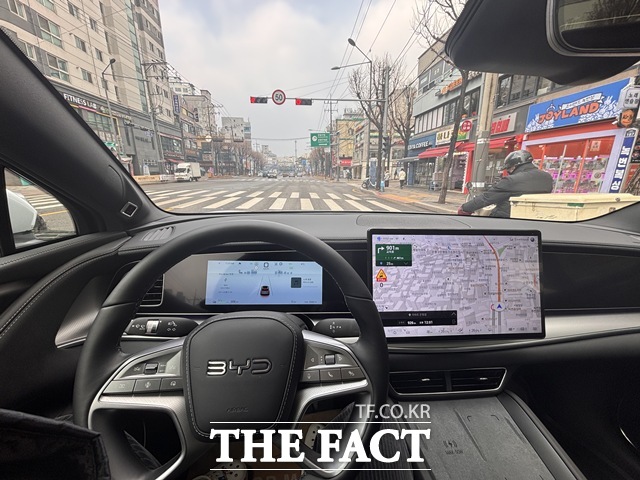 BYD 씨라이언7 실내 전경. 15.6인치 중앙 디스플레이를 중심으로 물리 버튼을 최소화한 구성이다. /황지향 기자