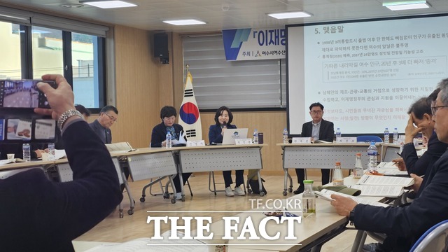 정신출 여수시의회 기획행정위원회 부위원장이 11일 여수 문수동주민센터 대회의실에서 열린 ‘이재명 정부 시대 여수의 과제’ 정책토론회에서 발언하고 있다. /여수지역발전협의회