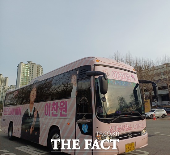 추운 날씨에도 현장에서 만난 찬스 팬들은 공연 시작 전부터 열띤 호응으로 설레는 마음을 표출했다. 지방에서 버스를 대절해 올라온 관객들 중엔 사흘 내내 공연장을 지키는 올콘팬이 많았다. /강일홍 기자