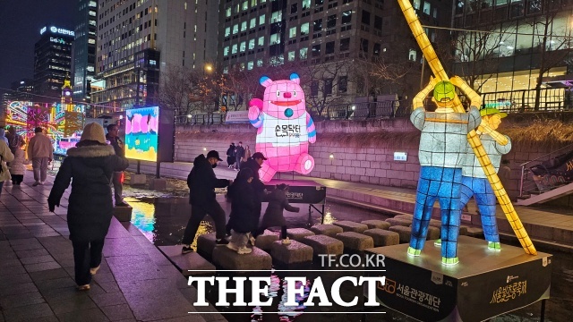 서울시의 2025 서울윈터페스티벌이 12일 오후 서울 종로구 일대에서 개막식을 가진 가운데 경복궁에서 진행된 미디어아트 쇼 '서울라이트 광화문' 모습./ 강주영