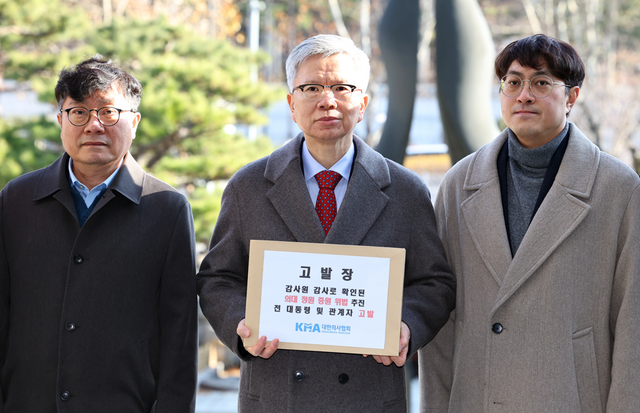 대한의사협회(의협)가 윤석열 전 대통령과 조규홍 전 보건복지부 장관 등 5명이 '의대 정원 2000명 증원' 정책을 위법하게 추진했다며 12일 대검찰청에 고발장을 제출했다. 사진은 이날 김택우(가운데) 대한의사협회 회장이 서울 서초구 대검찰청 앞에서 열린 의대정원 증원 절차 감사원 감사 결과에 따른 전 대통령 및 관계자 고발 기자회견을 마친 뒤 고발장을 제출하기 위해 이동하는 모습. /뉴시스