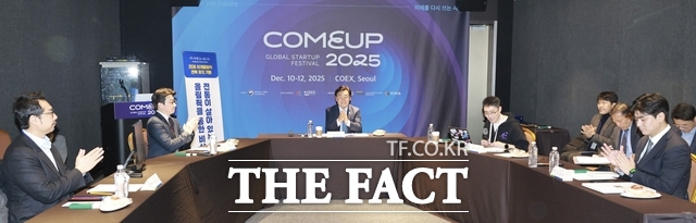 12일 서울 코엑스에서 열린 컴업 2025 현장에서 김관영 전북도지사(가운데)가 코스포와 함께 피지컬 AI 기회의 땅, 전북을 주제로 좌담회를 열고 회의를 갖고 있다. /전북도