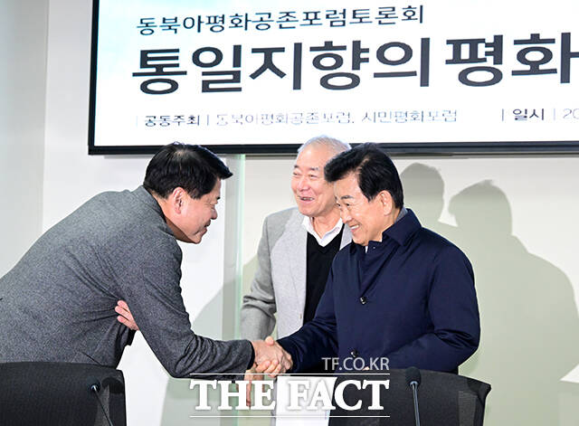 정동영 통일부 장관과 김준형 조국혁신당 의원(왼쪽)과 악수하고 있다. 가운데는 문정인 연세대 명예교수.