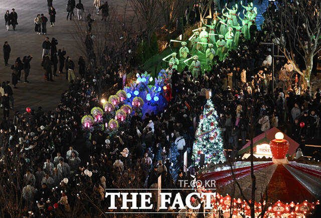 서울시가 주최하는 겨울 축제 '서울윈터페스타'가 12일 개막한 가운데, 청계천 일대에서 열린 '서울빛초롱축제'가 시민들로 붐비고 있다.