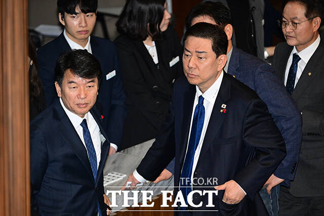 김병기 더불어민주당 원내대표(가운데)와 문진석 원내운영수석부대표(왼쪽)가 '형사소송법 무제한 토론 종결동의의 건' 가결을 위해 표결 참여 명패 수를 확인하고 있다.