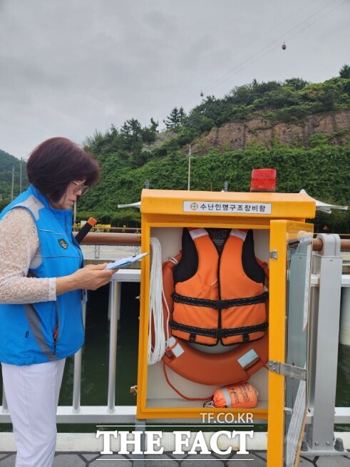 목포시 관계자가 수난인명구조장비함을 점검하고 있다. /목포시