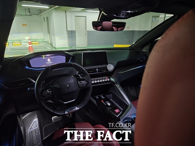 푸조 308과 5008 모두 푸조가 새로이 강조하고 있는 디자인 기조를 차량 전면에 적절히 탑재했다. 과거 유선형, 곡선형을 주로 쓰던 것과 달리 각진 부분을 살리고 내부 시트의 편의 강화로 사용자의 만족도를 높이면서 스포티한 느낌을 주고자 한다. /서울 마포구=오승혁 기자