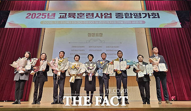 울진군농기계임대사업소가 농진청 주관, 교육훈련우수기관으로 선정됐다. 관계자들이 수상 후 단체기념사진을 찍고 있다. /울진군