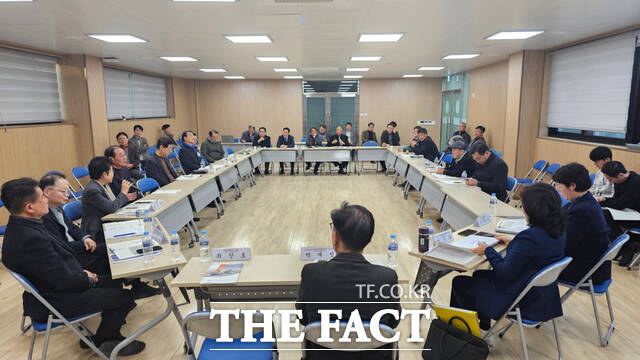 이재명 정부 시대 여수의 과제 정책토론회에서 참석자들이 11일 여수 문수동주민센터 대회의실에서 산업 전환과 교통망 확충, 인구 유출 대응 등 지역 현안을 놓고 자유토론을 벌이고 있다. /고병채 기자