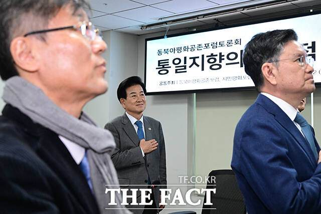 정 장관을 비롯한 참석자들이 국기에 경례하고 있다.