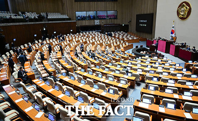 이헌승 국민의힘 의원이 은행법 일부개정법률안에 대해 무제한 토론의 첫 번째 주자로 나서자 대부분 의원들이 의석을 비우고 있다.