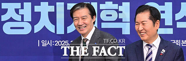 정청래 더불어민주당 대표와 조국 조국혁신당 대표가 더불어민주당·개혁진보4당 정치개혁 연석회의에 참석하며 미소짓고 있다.