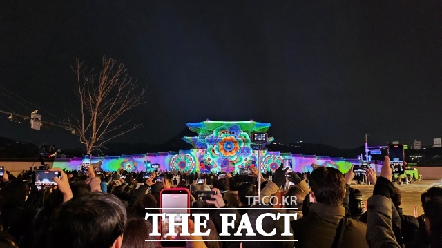 서울시의 2025 서울윈터페스티벌이 12일 오후 서울 종로구 일대에서 개막식을 가진 가운데 경복궁에서 진행된 미디어아트 쇼 '서울라이트 광화문' 모습./ 강주영