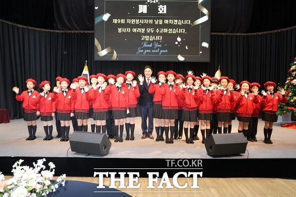 이응우 계룡시장이 제9회 자원봉사자의 날 기념식에서 공연을 한 계룡시립어린이합창단 단원들과 기념촬영을 하고 있다./ 계룡시