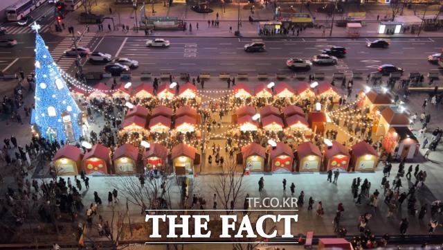 12일 오후 서울 중구 세종문화회관 옥상에서 바라본 광화문 마켓. /이상빈 기자