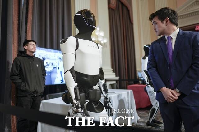 한미 정책 호재에 로봇 관련주가 강세를 보이는 가운데 중장기적으로도 우상향 추세가 지속될 거란 전망이 나온다. 사진은 지난 3월 26일 워싱턴 국회의사당에서 테슬라 로봇이 전시돼 있는 모습. /AP.뉴시스