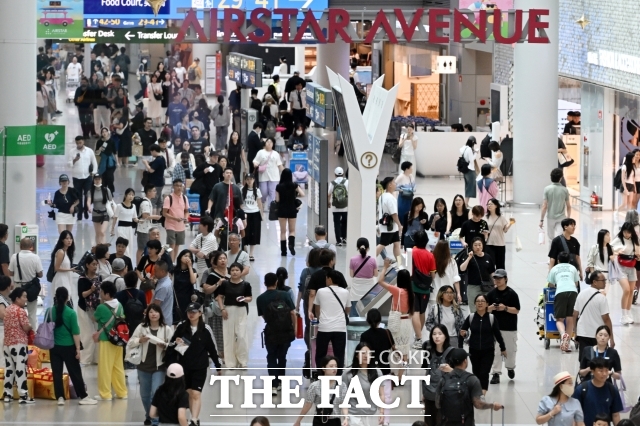 호텔신라와 신세계디에프가 반납한 인천국제공항 DF1, DF2 면세점 사업권을 놓고 면세업체 간 눈치 싸움이 시작됐다. 사진은 올해 8월 여름 휴가철로 북적이는 인천국제공항 제1여객터미널 면세점 모습. /남용희 기자