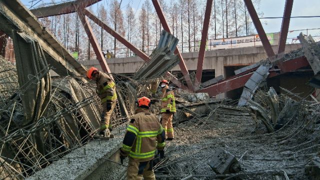 광주시 서구 치평동 광주대표도서관 공사장 붕괴 사고 현장. /광주시소방본부