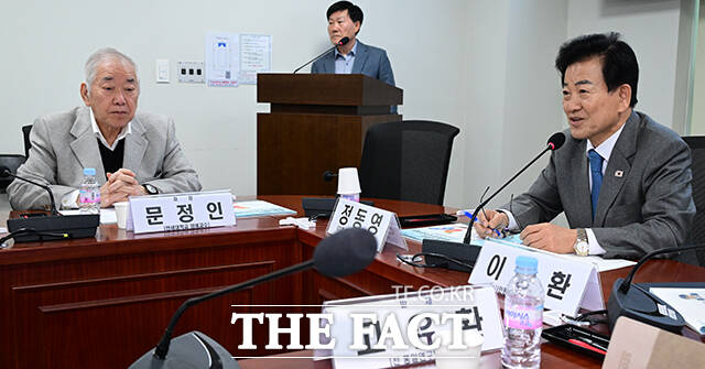 인사말 하는 정동영 장관과 이날 좌장으로 토론회에 참석한 문정인 연세대 명예교수(왼쪽).