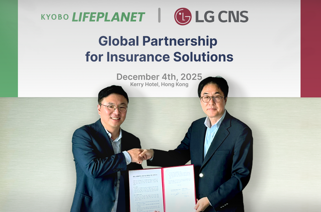 김영석 교보라이프플래닛 대표(왼쪽)와 김홍근 LG CNS 디지털비즈니스사업부장 부사장이 업무협약을 체결한 뒤 기념촬영을 하고 있다. /교보라이프플래닛생명