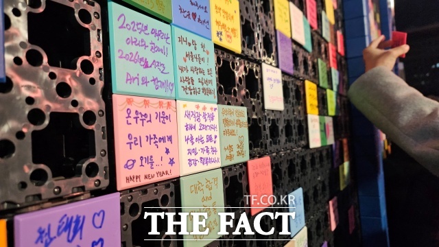 2025 서울윈터페스티벌이 개막한 서울 종로구 광화문광장 일대 마련된 '일월 오봉도 소원벽'에 시민들의 소망 메시지가 적혀있다./ 강주영