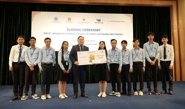KB국민은행이 지난 11일 글로벌 교육지원사업인 '캄보디아 KB IT 아카데미' 제 13기 심화과정 수료식을 개최했다. /KB국민은행