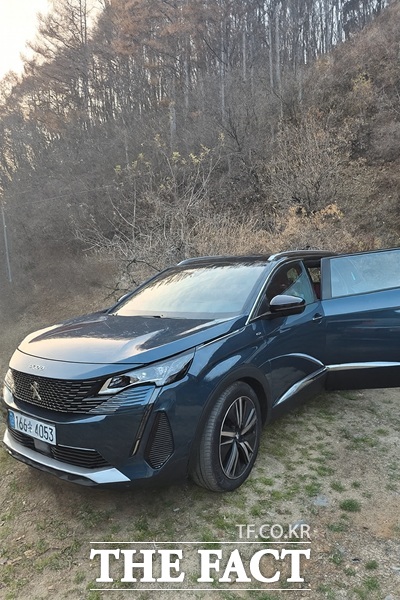 푸조의 5008 GT는 체급에 비해 강한 주행 성능을 강조했다. 달리는 기분을 제대로 즐기고 싶은 이들에게 어울린다. /청주시=오승혁 기자