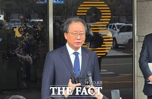 12일 오후 부산지법 앞에서 김석준 부산시교육감이 1심 선고에 대한 입장을 발표하고 있다. /박호경 기자