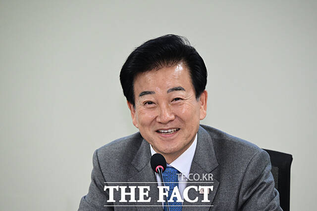 정동영 통일부 장관이 12일 오후 서울 여의도 국회 의원회관에서 열린 통일 지향의 평화적 두 국가관계론 동북아평화공존포럼토론회에 참석해 인사말을 하고 있다. /국회=남윤호 기자