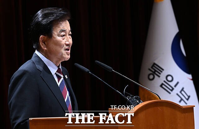 정동영 통일부 장관은 30년 정치 인생 동안 금품 관련 사건에 이름이 오른 적이 없다고 해명했다. 사진은 정 장관이 지난 7월 정부서울청사 별관에서 취임사를 하는 모습. /임영무 기자