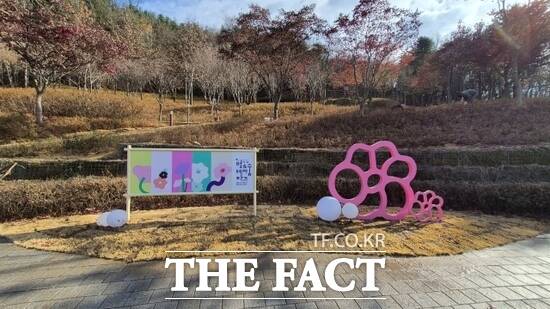 경기 동두천시가 최근 사업비 18억 원을 투입해 철쭉동산으로 새롭게 조성한 소요별앤숲 테마파크 모습. /동두천시