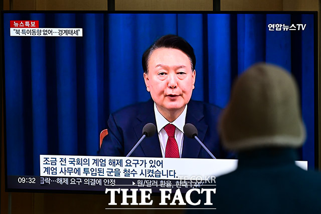 지난해 12월4일 오전 서울 중구 서울역 대합실에서 시민들이 윤석열 전 대통령의 '비상계엄' 선포 뉴스를 시청하고 있다./남윤호 기자