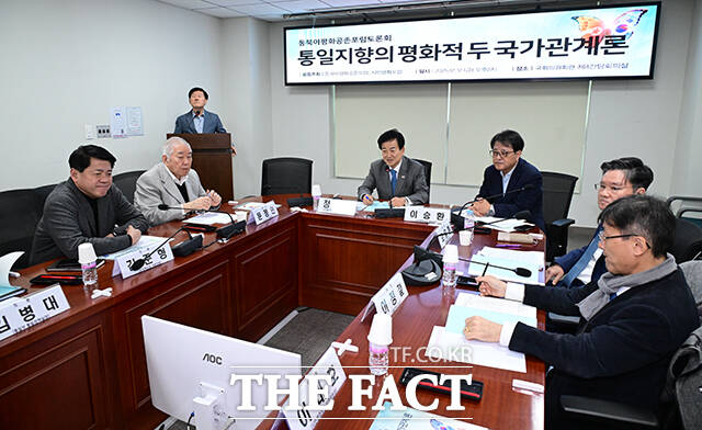 통일 지향의 평화적 두 국가관계론 토론회 인사말하는 정동영 장관.