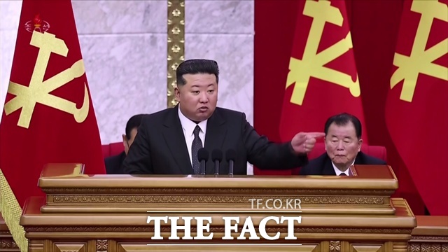 북한이 내년 초로 예상되는 제9차 당대회를 앞두고 연 전원회의에서 대남·대미 등 대외 메시지는 언급하지 않았다. 사진은 김정은 북한 국무위원장이 조선노동당 중앙위원회 제8기 제12차 전원회의에 참석했던 모습이다. /뉴시스, 조선중앙TV 갈무리