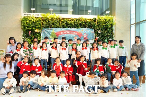 건양대병원 직장어린이집 원아들이 11일 건양대병원 신관 로비에서 환우를 위한 힐링음악회를 개최했다. /건양대병원