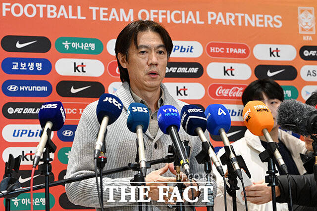 월드컵 조 추첨 및 현지답사 마치고 귀국한 홍 감독.