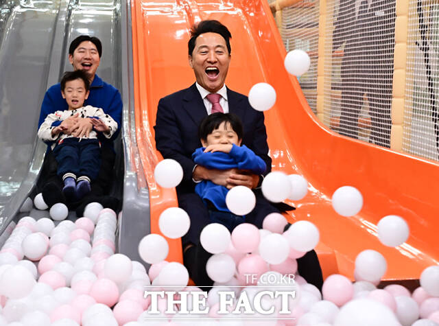 오세훈 서울시장이 12일 서울 강서구 서울키즈플라자 개관식에 참석해 어린이들과 대형 정글 미끄럼틀을 타고 있다. /이새롬 기자