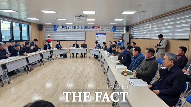 이재명 정부 시대 여수의 과제 정책토론회에서 참석자들이 11일 여수 문수동주민센터 대회의실에서 여수의 산업 전환과 교통망 확충, 인구 감소 대응 등 중장기 현안을 놓고 의견을 나누고 있다. /고병채 기자