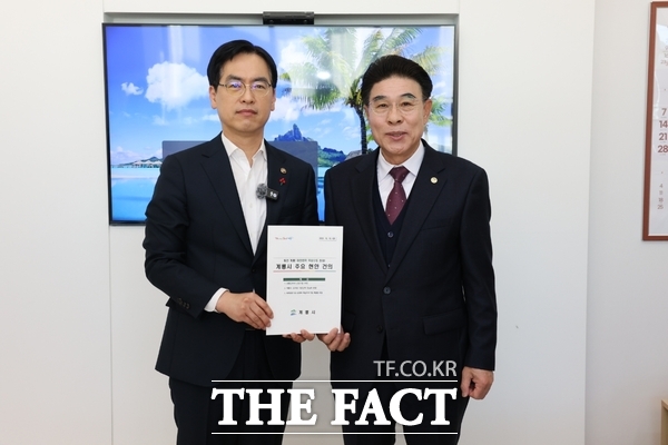 이응우 계룡시장(오른쪽)이 12일 김민재 행정안전부 차관(왼쪽)을 만나 주요 지역 현안에 대해 건의사항을 전달하고 있다. /계룡시