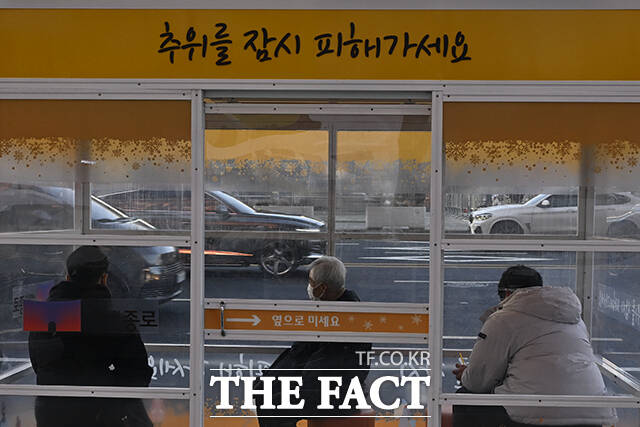 전국 대부분 지역에서 아침 기온이 전날보다 크게 떨어진 12일 오전 서울 종로구 광화문 인근에서 시민들이 한파 대피소를 이용하고 있다. /송호영 기자