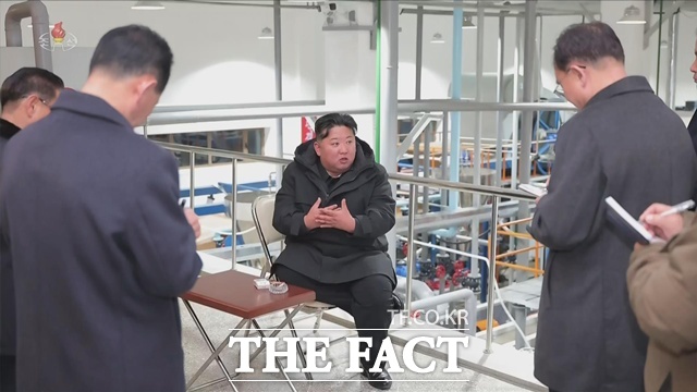 김정은 북한 국무위원장은 지난 9~11일 열린 전원회의에서 대외 메시지 대신 경제·내치 성과를 집중적으로 부각했다. 사진은 김 위원장이 지난 3일 준공을 앞둔 평안남도 신양·북창·은산군의 지방공업공장 건설현장을 찾았던 모습이다. /뉴시스, 조선중앙TV 갈무리