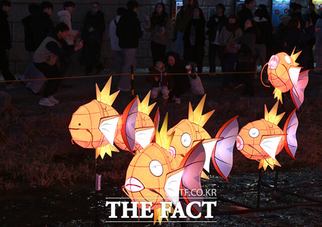 서울시가 주최하는 겨울 축제 '서울윈터페스타'가 12일 개막한 가운데, 청계천 일대에서 열린 '서울빛초롱축제'가 시민들로 붐비고 있다.